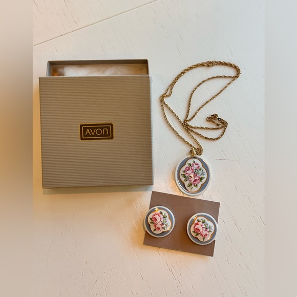 VINTAGE Avon 1988 Classic Gold Rose Ceramic Necklace and Earrings Set - Picture 2 of 12